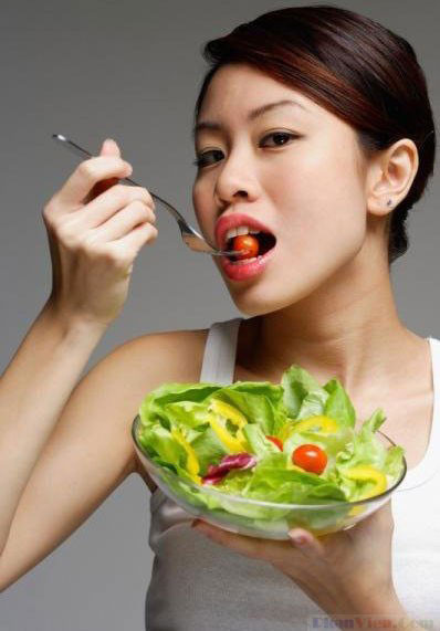 9. Ăn thật nhiều trái cây và rau xanh: Nếu ăn với lượng vừa đủ thì sẽ rất tốt cho cơ thể nhưng nếu ăn quá nhiều thì thậm chí còn có tác dụng ngược lại. Bởi, trong trái cây có nhiều đường đơn, nước trái cây đóng hộp cũng có pha thêm đường… Vậy nên, tốt nhất hãy ăn hoa quả tươi và ăn không quá 300gr trái cây/ ngày. 9. Ăn thật nhiều trái cây và rau xanh: Nếu ăn với lượng vừa đủ thì sẽ rất tốt cho cơ thể nhưng nếu ăn quá nhiều thì thậm chí còn có tác dụng ngược lại. Bởi, trong trái cây có nhiều đường đơn, nước trái cây đóng hộp cũng có pha thêm đường… Vậy nên, tốt nhất hãy ăn hoa quả tươi và ăn không quá 300gr trái cây/ ngày.