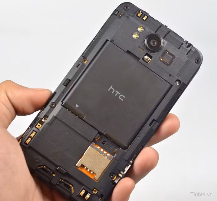 Pin và khe cắm sim, không có khe thẻ nhớ microSD.