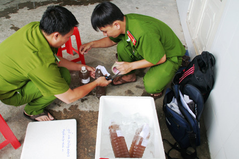 Lực lượng chức năng tiến hành niêm phong mẫu nước tại công ty này Lực lượng chức năng tiến hành niêm phong mẫu nước tại công ty này