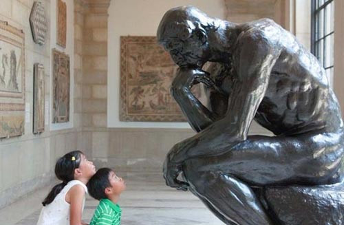 "Nhìn mãi không nhận ra ai cả?".