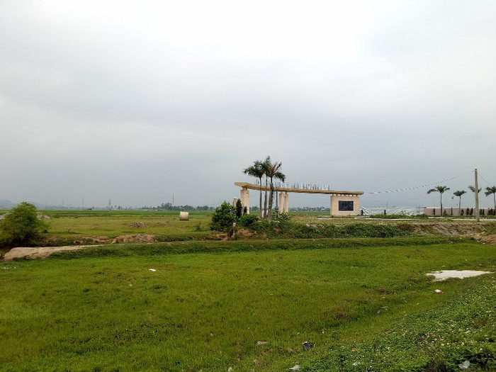 Từ khi khởi công dự án Khu công nghiệp FLC Hoàng Long cho đến nay, dự án vẫn chưa được thi công, đất đai bò hoang, cỏ mọc um tùm (ảnh HC) Từ khi khởi công dự án Khu công nghiệp FLC Hoàng Long cho đến nay, dự án vẫn chưa được thi công, đất đai bò hoang, cỏ mọc um tùm (ảnh HC)