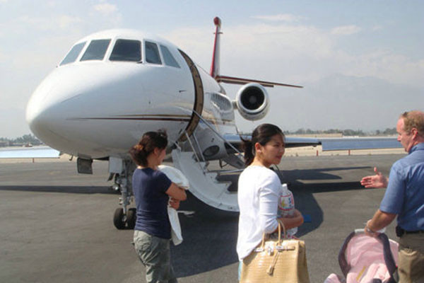 Vương Kha được khẳng định là một doanh nhân giàu có với rất tổng tài sản lên tới 20 tỉ NDT, sở hữu chuyên cơ Boeing 737, một loạt xe hơi đắt tiền hiệu Rolls-Royce, Lamborghini... Vương Kha được khẳng định là một doanh nhân giàu có với rất tổng tài sản lên tới 20 tỉ NDT, sở hữu chuyên cơ Boeing 737, một loạt xe hơi đắt tiền hiệu Rolls-Royce, Lamborghini...