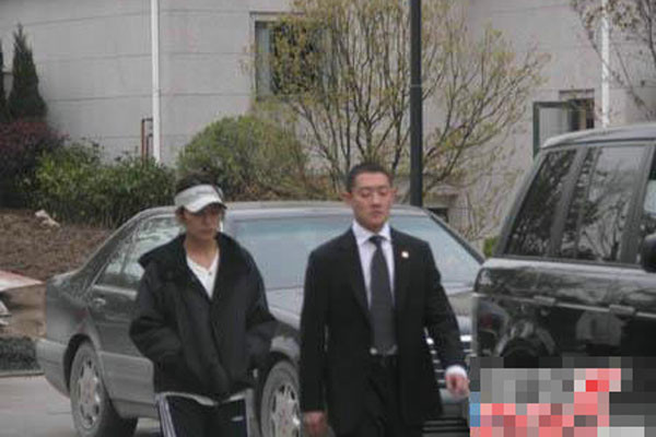 Người hâm mộ dự đoán sẽ có một đám cưới "hoành tráng" giữa một ngôi sao và con trai của nhà chính trị lớn. Tuy nhiên, câu chuyện tình này lại chẳng đi tới đâu. Người hâm mộ dự đoán sẽ có một đám cưới "hoành tráng" giữa một ngôi sao và con trai của nhà chính trị lớn. Tuy nhiên, câu chuyện tình này lại chẳng đi tới đâu.