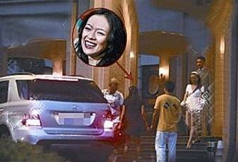 Tuy nhiên thời gian sau đó, khá nhiều nguồn tin khẳng định, Tiểu Phi từng có thời gian dài qua lại với Chương Tử Di. Thời điểm chuyện tình của ngôi sao Hồi ức một Geisha và Vivi Nevo bị lung lay cũng là lúc người ta thường thấy nữ diễn viên nổi tiếng này sóng sánh bên cạnh “đại gia” Trung Quốc. Tuy nhiên thời gian sau đó, khá nhiều nguồn tin khẳng định, Tiểu Phi từng có thời gian dài qua lại với Chương Tử Di. Thời điểm chuyện tình của ngôi sao Hồi ức một Geisha và Vivi Nevo bị lung lay cũng là lúc người ta thường thấy nữ diễn viên nổi tiếng này sóng sánh bên cạnh “đại gia” Trung Quốc.