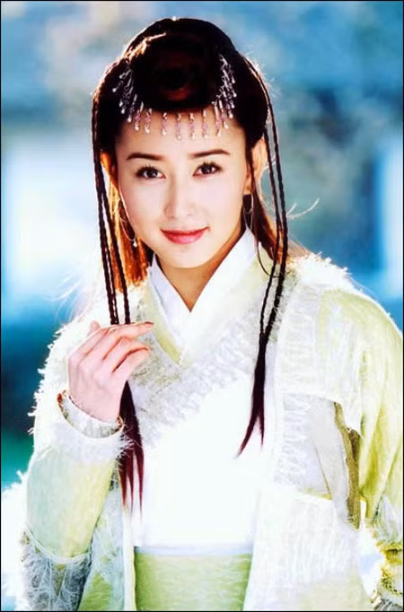 Minh Cơ công chúa (Hồ Tịnh thể hiện) trong Dương Môn Hổ Tướng là người mạnh mẽ, có phần ngang tàng. Tuy nhiên, cô cũng là người hết sức chung tình và sẵn sàng hy sinh tất cả vì người mình yêu.