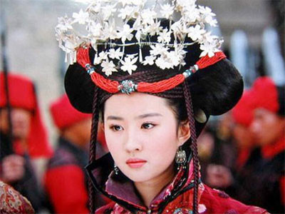 Sau vai diễn "Thần tiên tỷ tỷ" Vương Ngữ Yên trong Thiên Long Bát Bộ, Lưu Diệc Phi tiếp tục chiếm được sự yêu mến của khán giả với vai diễn Triệu Linh Nhi trong Tiên Kiếm Kỳ Hiệp (2004). Triệu Linh Nhi là công chúa vương quốc Nam Chiếu và là hậu nhân của Nữ Oa (Hoàng hậu nước Nam Chiếu). Sau vai diễn "Thần tiên tỷ tỷ" Vương Ngữ Yên trong Thiên Long Bát Bộ, Lưu Diệc Phi tiếp tục chiếm được sự yêu mến của khán giả với vai diễn Triệu Linh Nhi trong Tiên Kiếm Kỳ Hiệp (2004). Triệu Linh Nhi là công chúa vương quốc Nam Chiếu và là hậu nhân của Nữ Oa (Hoàng hậu nước Nam Chiếu).