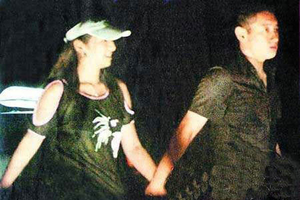 Anh chàng cũng bị phát hiện thường xuyên xuất hiện tay trong tay với Huỳnh Dịch tại các bữa tiệc và trong các câu lạc bộ đêm. Tất nhiên, chuyện tình kéo dài 1 năm của đôi tình nhân này cũng sớm đường ai nấy đi. Anh chàng cũng bị phát hiện thường xuyên xuất hiện tay trong tay với Huỳnh Dịch tại các bữa tiệc và trong các câu lạc bộ đêm. Tất nhiên, chuyện tình kéo dài 1 năm của đôi tình nhân này cũng sớm đường ai nấy đi.