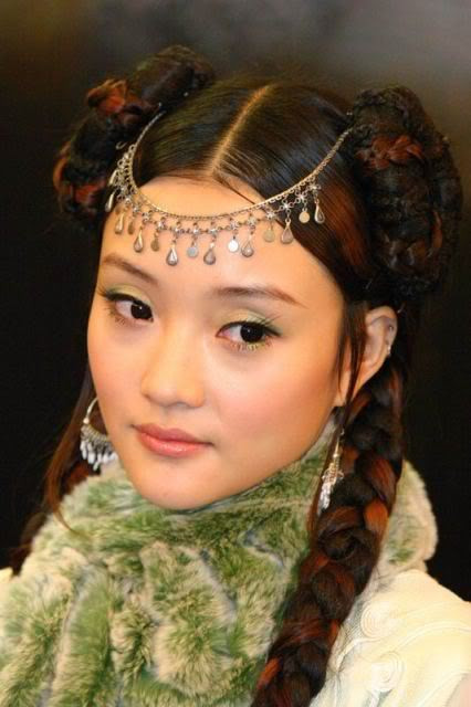 Tạo hình Long Công Chúa - Thủy Linh Lung của Lý Tiểu Lộ trong Chuyện tình ở Phi Long Thiên Trì nhận được sự khen ngợi của đông đảo khán giả. Ngoài ra, diễn xuất nhí nhảnh, đáng yêu của người đẹp họ Lý cũng chinh phục trái tim khán giả. Tạo hình Long Công Chúa - Thủy Linh Lung của Lý Tiểu Lộ trong Chuyện tình ở Phi Long Thiên Trì nhận được sự khen ngợi của đông đảo khán giả. Ngoài ra, diễn xuất nhí nhảnh, đáng yêu của người đẹp họ Lý cũng chinh phục trái tim khán giả.