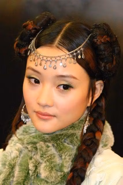 Tạo hình Long Công Chúa - Thủy Linh Lung của Lý Tiểu Lộ trong Chuyện tình ở Phi Long Thiên Trì nhận được sự khen ngợi của đông đảo khán giả. Ngoài ra, diễn xuất nhí nhảnh, đáng yêu của người đẹp họ Lý cũng chinh phục trái tim khán giả.