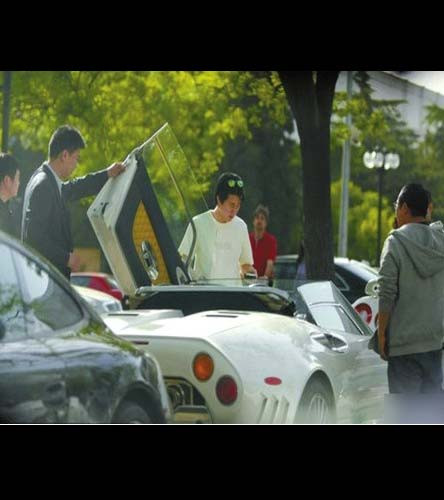 Sỏ thích sở hữu xe khủng Sỏ thích sở hữu xe khủng