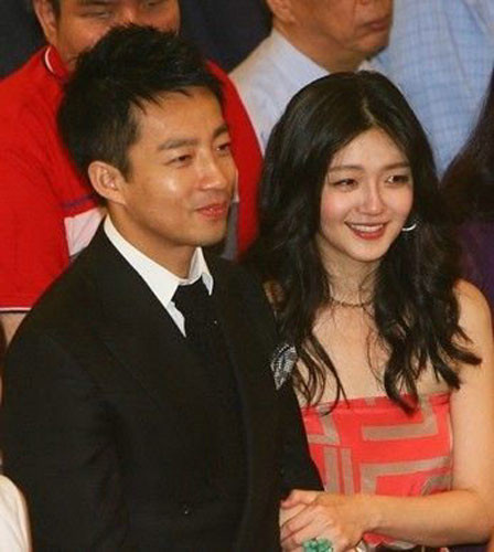 Sau khi chia tay An Dĩ Hiên, Uông Tiểu Phi hẹn hò và kết hôn với nữ diễn viên Từ Hy Viên trong một hôn lễ đình đám Sau khi chia tay An Dĩ Hiên, Uông Tiểu Phi hẹn hò và kết hôn với nữ diễn viên Từ Hy Viên trong một hôn lễ đình đám