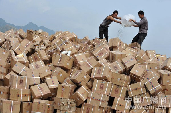 Còn tại thành phố Tế Nam, tỉnh Sơn Đông, các lô hàng giả, hàng kém chất lượng được tập trung tại thị trấn Đường Vương để tiêu hủy. Còn tại thành phố Tế Nam, tỉnh Sơn Đông, các lô hàng giả, hàng kém chất lượng được tập trung tại thị trấn Đường Vương để tiêu hủy.