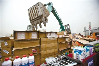 Theo các phương tiện truyền thông, các cơ quan công an thu giữ hàng giả, từ hạt giống thuốc trừ sâu, đồ thủy tinh và các phương tiện sản xuất, đến quần áo, mỹ phẩm và các phương tiện sinh hoạt, và các chất khác từ các sản phẩm thực phẩm và thuốc, sách, đĩa CD,.. Theo các phương tiện truyền thông, các cơ quan công an thu giữ hàng giả, từ hạt giống thuốc trừ sâu, đồ thủy tinh và các phương tiện sản xuất, đến quần áo, mỹ phẩm và các phương tiện sinh hoạt, và các chất khác từ các sản phẩm thực phẩm và thuốc, sách, đĩa CD,..