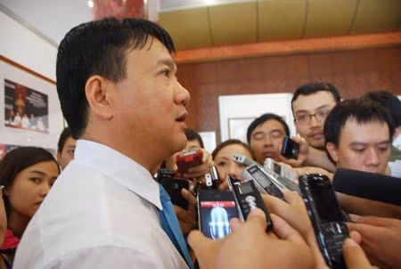 Bộ trưởng Đinh La Thăng trả lời phỏng vấn báo chí (Ảnh CAND) Bộ trưởng Đinh La Thăng trả lời phỏng vấn báo chí (Ảnh CAND)