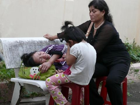 Người vợ trẻ gào khóc thảm thiết khi hay tin mất chồng Người vợ trẻ gào khóc thảm thiết khi hay tin mất chồng