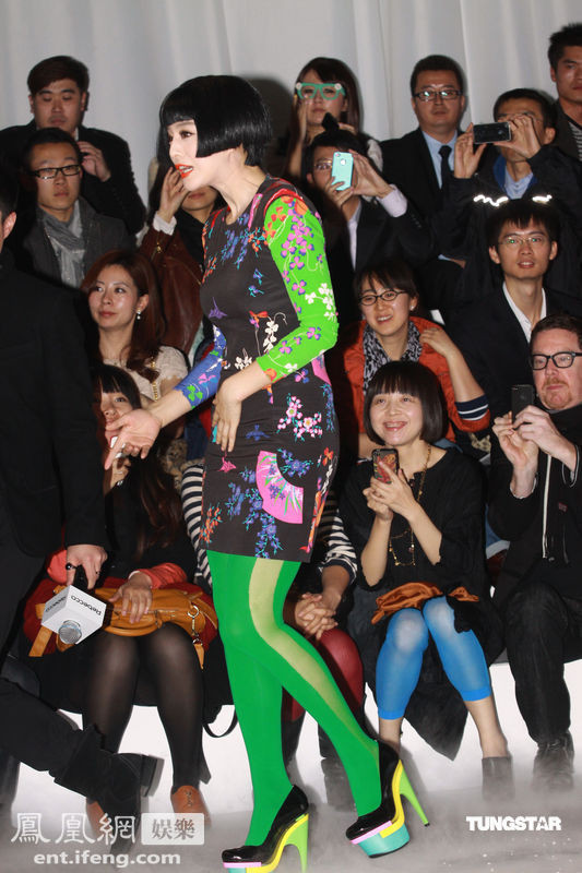 Đôi tất da chân màu xanh lá và đôi giày với phần đế pha màu hồng, xanh, vàng đã khiến Băng Băng giống một "con vẹt" đầy màu sắc. Đôi tất da chân màu xanh lá và đôi giày với phần đế pha màu hồng, xanh, vàng đã khiến Băng Băng giống một "con vẹt" đầy màu sắc.