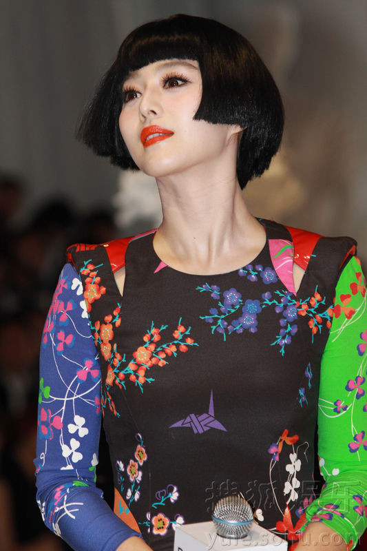 Mái tóc giả ngắn cá tính, bộ váy màu sắc sặc sỡ, phụ kiện là quạt và kính mắt tròn đen… khiến “nữ hoàng thị phi” trông thật khác lạ. Mái tóc giả ngắn cá tính, bộ váy màu sắc sặc sỡ, phụ kiện là quạt và kính mắt tròn đen… khiến “nữ hoàng thị phi” trông thật khác lạ.