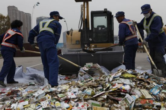 182 thành phố trong cả nước sẽ đồng loạt hưởng ứng chiến dịch này với hy vọng làm “trong sạch” thị trường tiêu dùng Trung Quốc trong thời gian tới. 182 thành phố trong cả nước sẽ đồng loạt hưởng ứng chiến dịch này với hy vọng làm “trong sạch” thị trường tiêu dùng Trung Quốc trong thời gian tới.