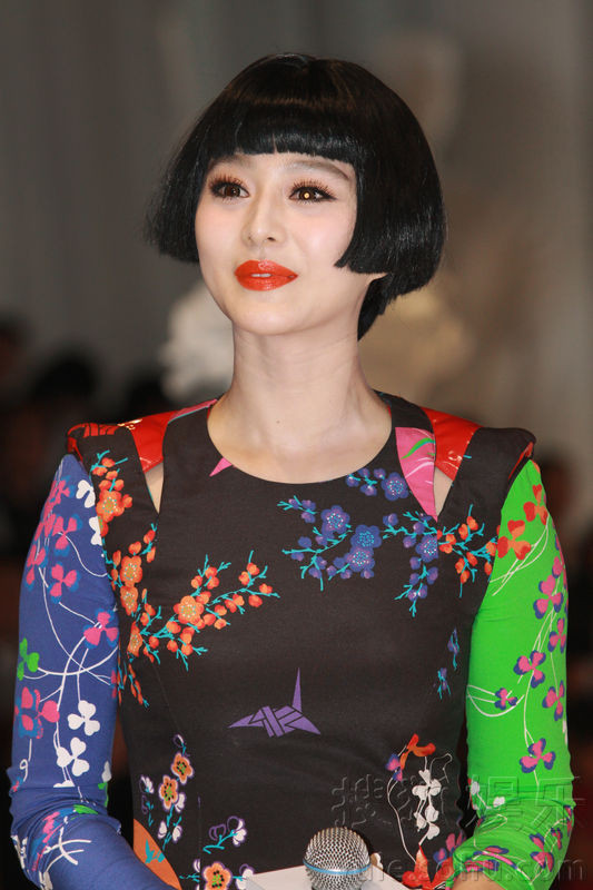 Nhìn mỹ nhân họ Phạm, người ta liên tưởng tới Lady Gaga với những trang phục “lạ và độc”. Nhìn mỹ nhân họ Phạm, người ta liên tưởng tới Lady Gaga với những trang phục “lạ và độc”.