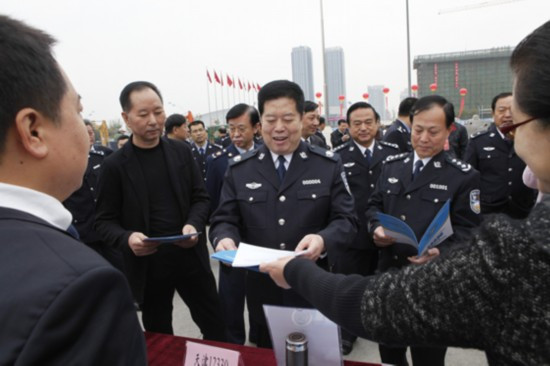 Ông cũng chỉ ra những thay đổi trong cách thức phạm tội sản xuất hàng giả trong những năm gần đây, từ hành động đơn lẻ đến hoạt động có tổ chức với đường dây, mạng lưới tinh vi. Ông cũng chỉ ra những thay đổi trong cách thức phạm tội sản xuất hàng giả trong những năm gần đây, từ hành động đơn lẻ đến hoạt động có tổ chức với đường dây, mạng lưới tinh vi.