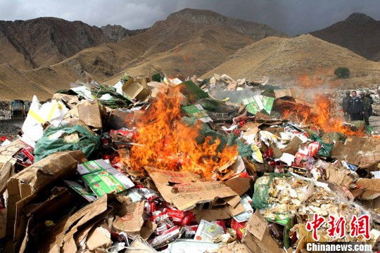 Tây Tạng tiêu hủy số lượng hàng giả kém chất lượng lên tới 400 triệu NDT. Tây Tạng tiêu hủy số lượng hàng giả kém chất lượng lên tới 400 triệu NDT.