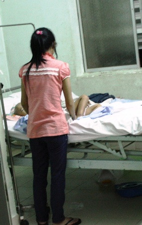 Cháu bé 4 tuổi may mắn thoát chết trong gang tấc cùng bà nội đang được điều trị tại bệnh viện (Ảnh Dantri) Cháu bé 4 tuổi may mắn thoát chết trong gang tấc cùng bà nội đang được điều trị tại bệnh viện (Ảnh Dantri)