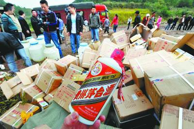 Tiêu hủy rượu giả tại ngoại thành Quý Dương Tiêu hủy rượu giả tại ngoại thành Quý Dương