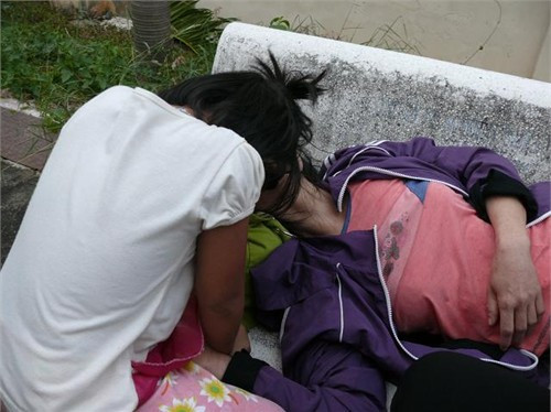 Cạnh bên, đứa con nhỏ gục xuống khiến những người chứng kiến không cầm được nước mắt Cạnh bên, đứa con nhỏ gục xuống khiến những người chứng kiến không cầm được nước mắt