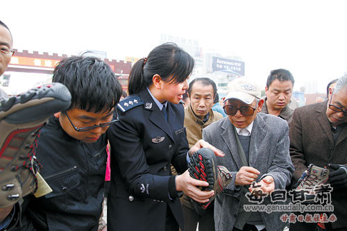 Công an đang hướng dẫn cho người dân cách nhận biết hàng giả, hàng nhái. Công an đang hướng dẫn cho người dân cách nhận biết hàng giả, hàng nhái.