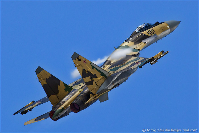 Tiêm kích đa năng Su-35 trình diễn tại lễ kỷ niệm 100 năm Không quân Nga (12/8/2012). Tiêm kích đa năng Su-35 trình diễn tại lễ kỷ niệm 100 năm Không quân Nga (12/8/2012).