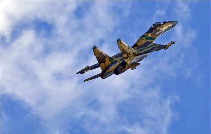 Với tính năng hiện đại, Su-35S có thể phát hiện 30 mục tiêu cùng lúc và tấn công đồng thời 8 mục tiêu, cũng như hỗ trợ tấn công 4 mục tiêu trên không và tấn công 2 mục tiêu trên mặt đất. (Trong ảnh là máy bay Su-35 tại lễ kỷ niệm 100 năm Không quân Nga). Với tính năng hiện đại, Su-35S có thể phát hiện 30 mục tiêu cùng lúc và tấn công đồng thời 8 mục tiêu, cũng như hỗ trợ tấn công 4 mục tiêu trên không và tấn công 2 mục tiêu trên mặt đất. (Trong ảnh là máy bay Su-35 tại lễ kỷ niệm 100 năm Không quân Nga).