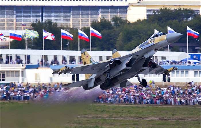 Đến thời điểm hiện tại, có thể khẳng định rằng, Su-35 đã sẵn sàng để “đeo kiếm” và sẵn sàng để phô diễn sức mạnh chiến đấu siêu hạng của mình. (Trong ảnh là máy bay Su-35 tại lễ kỷ niệm 100 năm Không quân Nga). Đến thời điểm hiện tại, có thể khẳng định rằng, Su-35 đã sẵn sàng để “đeo kiếm” và sẵn sàng để phô diễn sức mạnh chiến đấu siêu hạng của mình. (Trong ảnh là máy bay Su-35 tại lễ kỷ niệm 100 năm Không quân Nga).