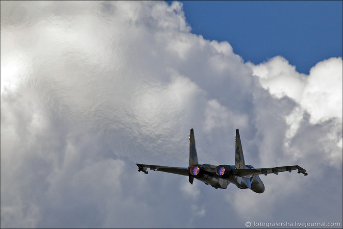 Tiêm kích đa năng Su-35 trình diễn tại lễ kỷ niệm 100 năm Không quân Nga (12/8/2012). Tiêm kích đa năng Su-35 trình diễn tại lễ kỷ niệm 100 năm Không quân Nga (12/8/2012).