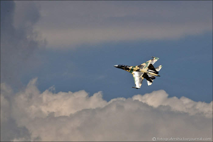 Tiêm kích đa năng Su-35 trình diễn tại lễ kỷ niệm 100 năm Không quân Nga (12/8/2012). Tiêm kích đa năng Su-35 trình diễn tại lễ kỷ niệm 100 năm Không quân Nga (12/8/2012).