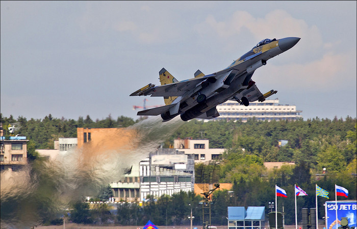 Hiện nay, 4 mẫu Su-35S-1, Su-35S-2, Su-35S-3, Su-35S-4 đã thực hiện hơn 400 chuyến bay tại trung tâm thử nghiệm quốc gia số 929 và cũng đồng thời kiểm tra các thiết bị, vũ khí mới trên máy bay. (Trong ảnh là máy bay Su-35 tại lễ kỷ niệm 100 năm Không quân Nga). Hiện nay, 4 mẫu Su-35S-1, Su-35S-2, Su-35S-3, Su-35S-4 đã thực hiện hơn 400 chuyến bay tại trung tâm thử nghiệm quốc gia số 929 và cũng đồng thời kiểm tra các thiết bị, vũ khí mới trên máy bay. (Trong ảnh là máy bay Su-35 tại lễ kỷ niệm 100 năm Không quân Nga).