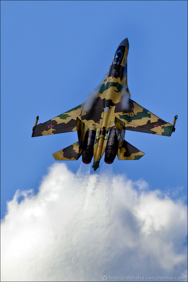 Tiêm kích đa năng Su-35 trình diễn tại lễ kỷ niệm 100 năm Không quân Nga (12/8/2012). Tiêm kích đa năng Su-35 trình diễn tại lễ kỷ niệm 100 năm Không quân Nga (12/8/2012).