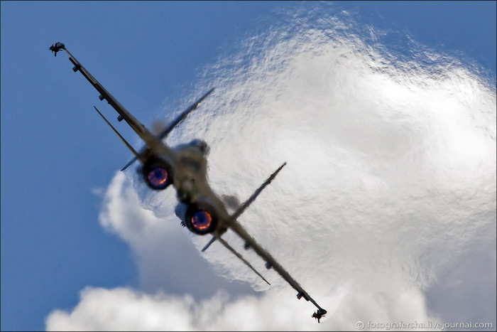 Tiêm kích đa năng Su-35 trình diễn tại lễ kỷ niệm 100 năm Không quân Nga (12/8/2012). Tiêm kích đa năng Su-35 trình diễn tại lễ kỷ niệm 100 năm Không quân Nga (12/8/2012).