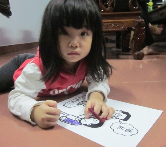 Cháu Ly lủi thủi chơi một mình khi ở nhà Cháu Ly lủi thủi chơi một mình khi ở nhà