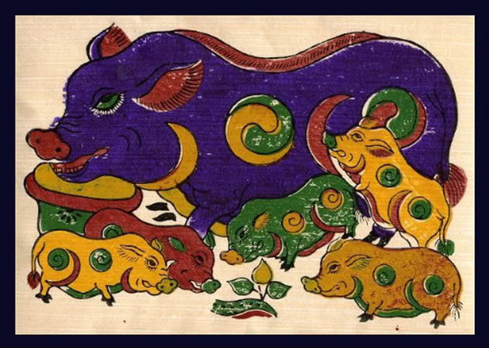 Tết xưa có cái gì đó đạm bạc nhưng rất vui. Bên cạnh câu đối đỏ thường có thêm những bức tranh Đông Hồ màu sắc tươi vui. Trong ảnh là bức tranh Đàn lợn âm dương với ngụ ý cầu chúc cho sự sung túc và an nhàn. Tết xưa có cái gì đó đạm bạc nhưng rất vui. Bên cạnh câu đối đỏ thường có thêm những bức tranh Đông Hồ màu sắc tươi vui. Trong ảnh là bức tranh Đàn lợn âm dương với ngụ ý cầu chúc cho sự sung túc và an nhàn.