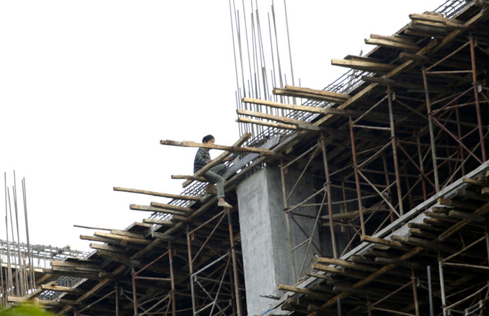 Chỉ cẩn sơ sảy một chút người thợ này sẽ mất mạng...