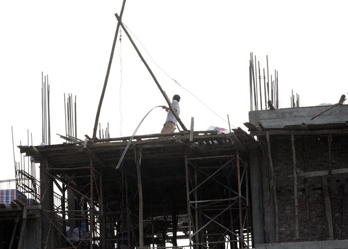 Các công trình xây dựng vẫn là nơi nguy hiểm hơn cả với những cảnh leo trèo hết hồn trên cả chục tầng cao vút.
