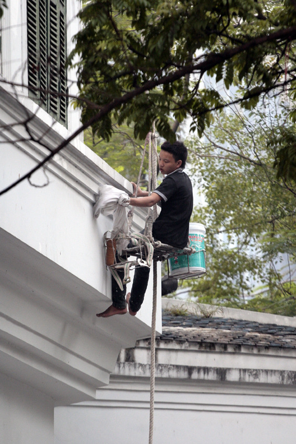 Ai dám chắc những chiếc thang dây tự chế này không rơi?