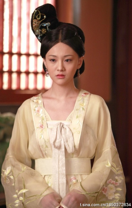 Trịnh Sảng - nữ diễn viên 9X cũng gây ấn tượng với tạo hình công chúa Thái Bình trong dự án phim truyền hình kinh phí lớn Võ Tắc Thiên Bí Sử. Tạo hình của Trịnh Sảng tuy bị chê là hơi già nhưng bù lại trông cô khá cao quý và thông minh. Trịnh Sảng - nữ diễn viên 9X cũng gây ấn tượng với tạo hình công chúa Thái Bình trong dự án phim truyền hình kinh phí lớn Võ Tắc Thiên Bí Sử. Tạo hình của Trịnh Sảng tuy bị chê là hơi già nhưng bù lại trông cô khá cao quý và thông minh.