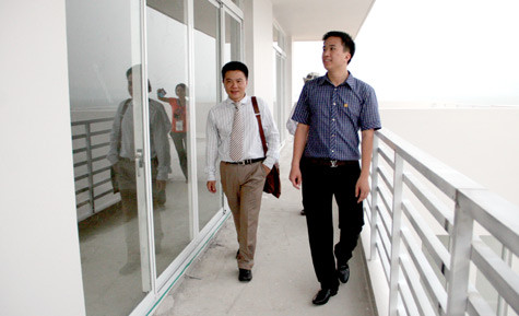 GS Ngô Bảo Châu đi thăm quan căn biệt thự triệu USD GS Ngô Bảo Châu đi thăm quan căn biệt thự triệu USD