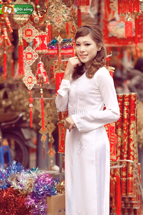 Chia sẻ về việc học hành, Linh rin cho biết: "Năm tới Rin sẽ tập trung cho việc học và trau dồi hơn về chuyên môn. Rin sẽ theo học về thiết kế thời trang. Song song với đó thì Rin cũng sẽ tìm hiểu thêm về ngành Quản lí. Vì sau đó có lẽ Rin sẽ theo học thêm nữa.Và ngoài ra sẽ tham gia 1 khóa trainning về MC, diễn xuất để chuẩn bị cho những dự án sắp tới. 2012 quả sẽ là 1 năm khó khăn buộc Rin cần thực sự nghiêm túc.