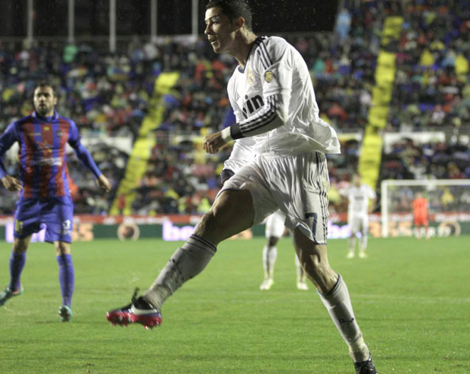 Ronaldo tung cú dứt điểm.