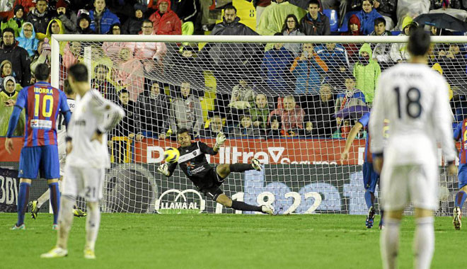 Alonso sút hỏng 11m.