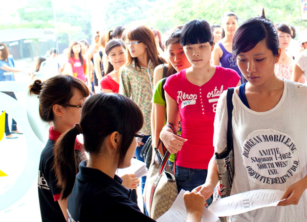 Đỗ Như Quỳnh (áo hồng) đăng kí tham gia vòng sơ tuyển của chương trình. Ảnh: Ngoisao