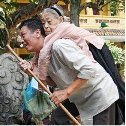 Một bức ảnh cảm động rơi nước mắt. (Nguồn: Facebook)