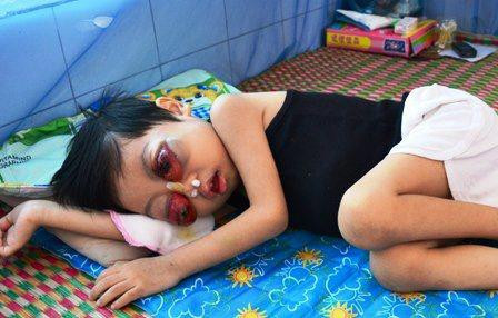 Cảnh đau lòng của bé Võ Thành Hưng nhận được sự chia sẻ lớn từ cư dân mạng. Ảnh: Facebook